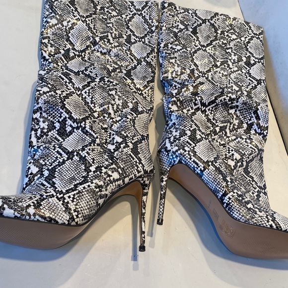 NWOT B/W Faux Snakeskin Stiletto Boots - Picture 2 of 7